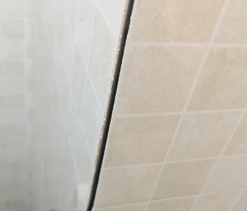 稻城瓷砖空鼓维修公司分享阳台瓷砖脱落的修复过程可以分为以下几个步骤