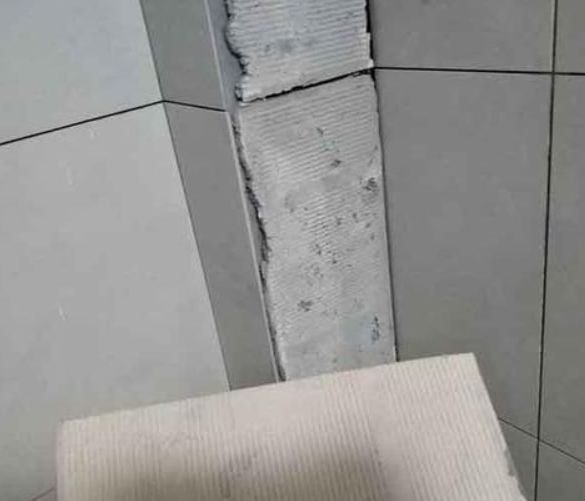 稻城瓷砖空鼓维修公司分享下厨房瓷砖脱落的补救措施。